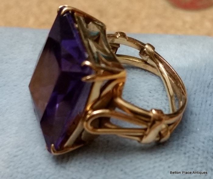 14 kt gold with synthetic alexandrite