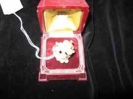 14Kt Ring with pearls and small diamonds