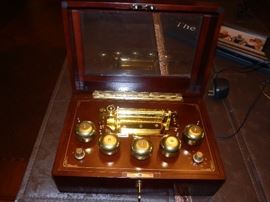 ELECTRIC MUSIC BOX PLAYS CHRISTMAS SONGS