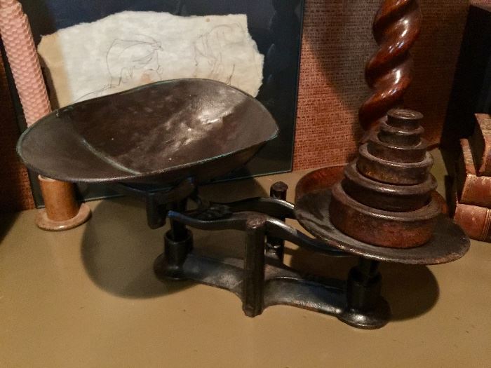 Vintage Cast Iron Scale w/6 Graduated Weights
