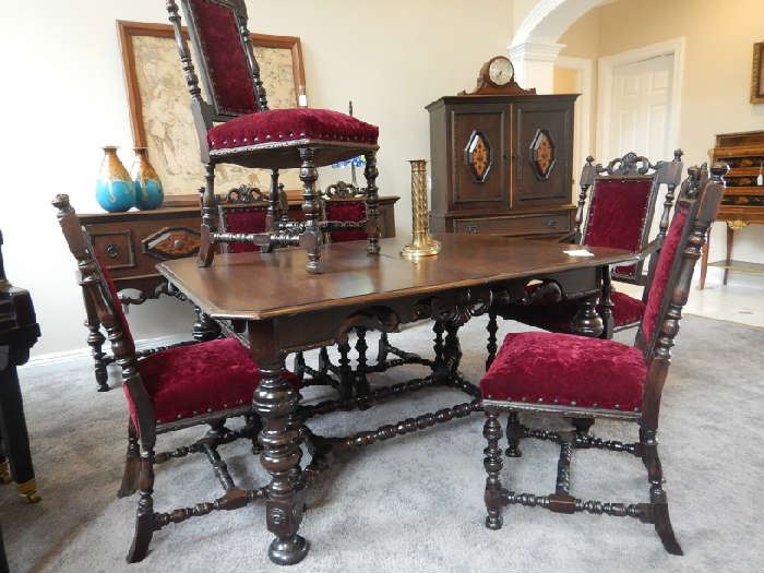 ENGLISH TABLE AND 6 CHAIRS