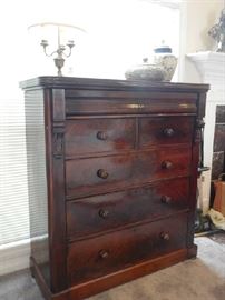 ANTIQUE ENGLISH CHEST OF DRAWERS