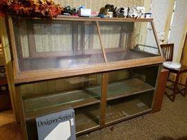 oak display case, I will sell this early to get more room in the house, it you're interested give me a call