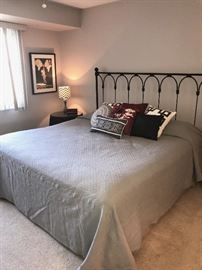 KING SIZE METAL FRAME AND MATTRESS