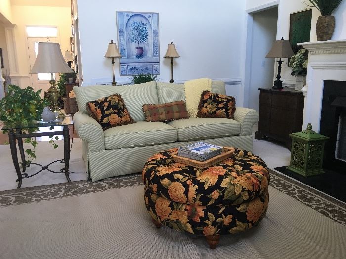 Living room sofa ~ Oversize print ottoman