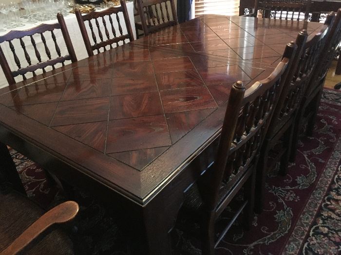Very nice, solid table with 2 large leaves. Nice intricate wood pattern 