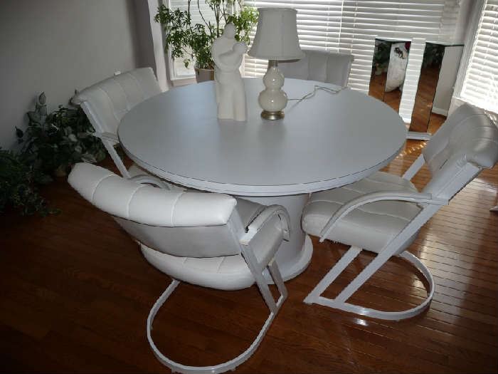 ROUND DINING TABLE W/4 CHAIRS