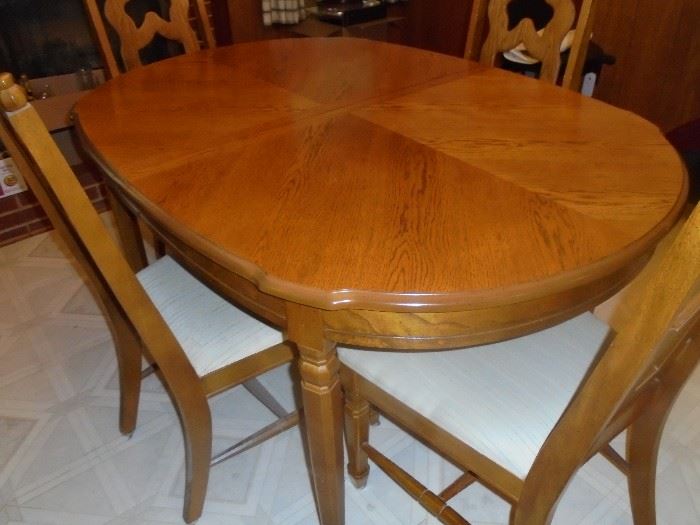 Bassett dining table w/4 chairs