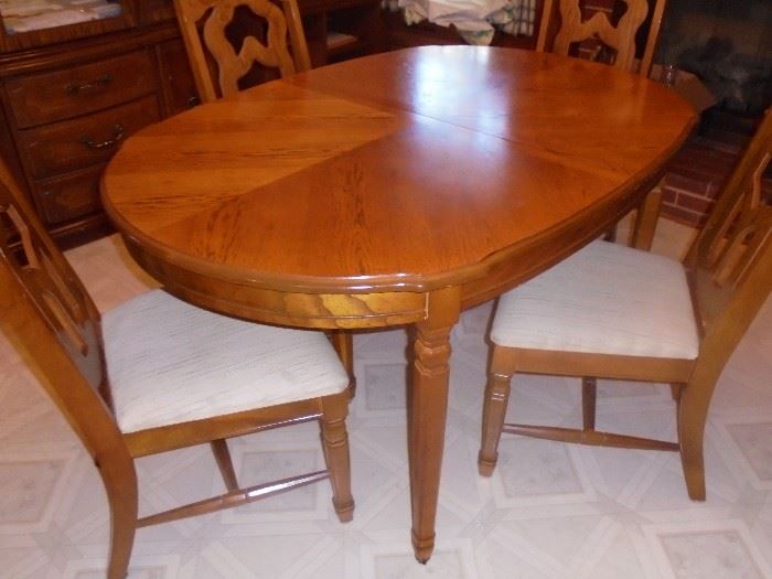 Bassett dining table w/4 chairs