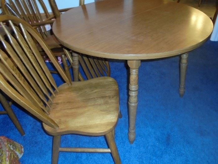 Dining table w/2 leafs and 6 matching chairs