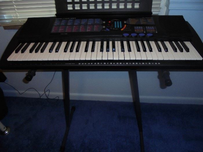 Yamaha PSR - 180   5 octave keyboard w/stand excellent condition 