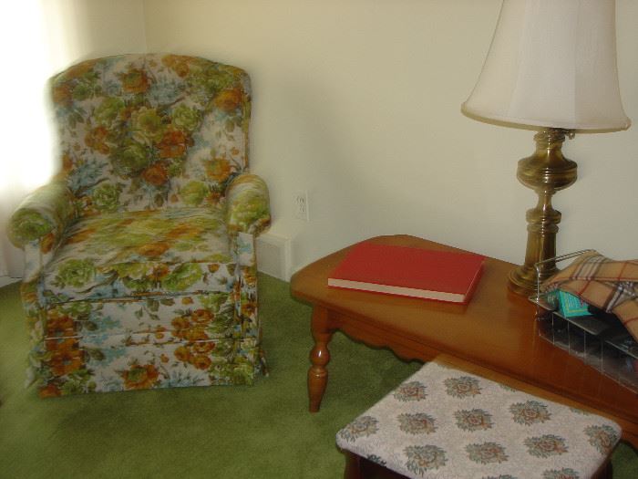 Vintage Corner chair ( 1 of 2) 