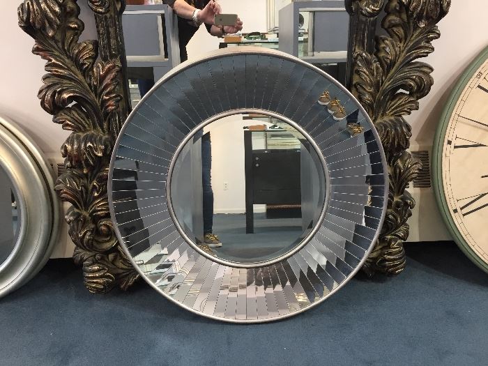 Variety of wall mirrors in all sizes