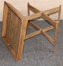 Sarreid tray top table