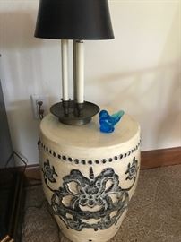 Decorative barrel style end table and tablelamp