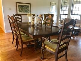 Ethan Allen dining table comes with two leaves