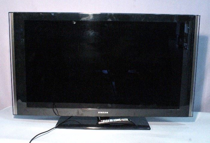 Samsung Model LN46A580P6F 46" TV Television with Pedestal Base and Remote, Powers Up