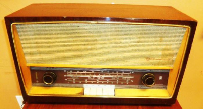 Vintage German Grundig-Werke Short Wave Radio, Works! Model No. 2440 U