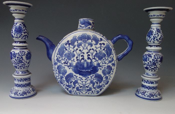    CHINESE STYLE BLUE AND WHITE PORCELAIN
