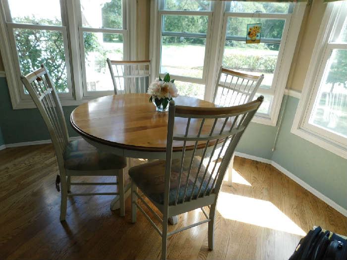 Round Oak and white painted Table  w/4 chairs and 1 leaf