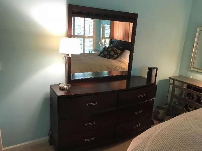 6-drawer dresser with mirror and table lamp