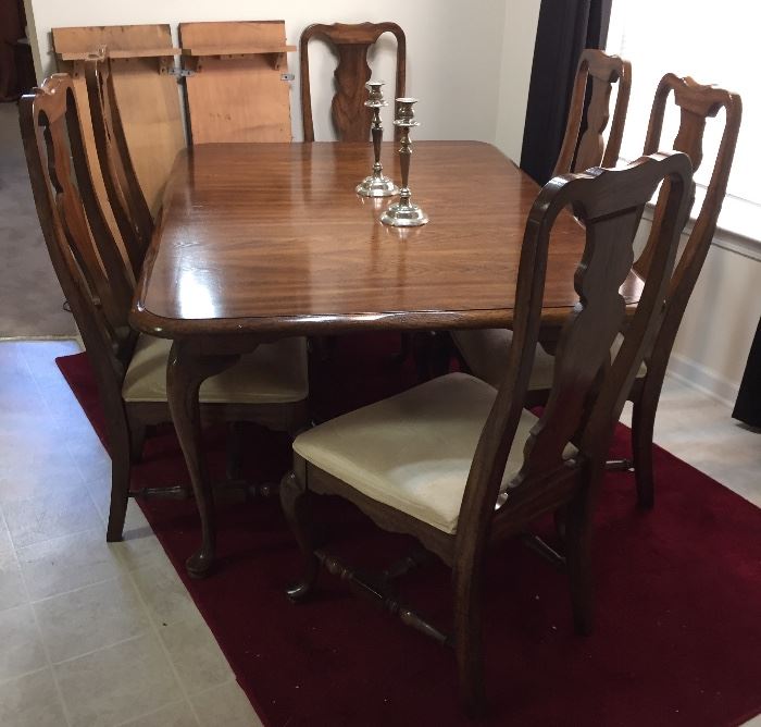 Queen Ann Williams Dining Room Set (8 chairs includes  2 Captian Chairs) with Cabreole Legs. Mid 70's 