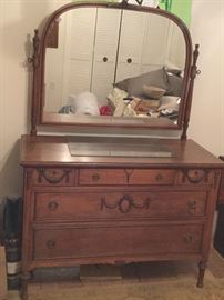 Beautiful Lightwood Victorian Dresser with Mirror & Key
