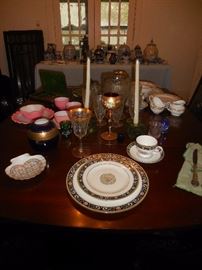 Dining Room.Mahogany Double Drop Leaf Dining Table with 1 Leaf, Pads. Wedgewood England, 4 Piece Place Setting.