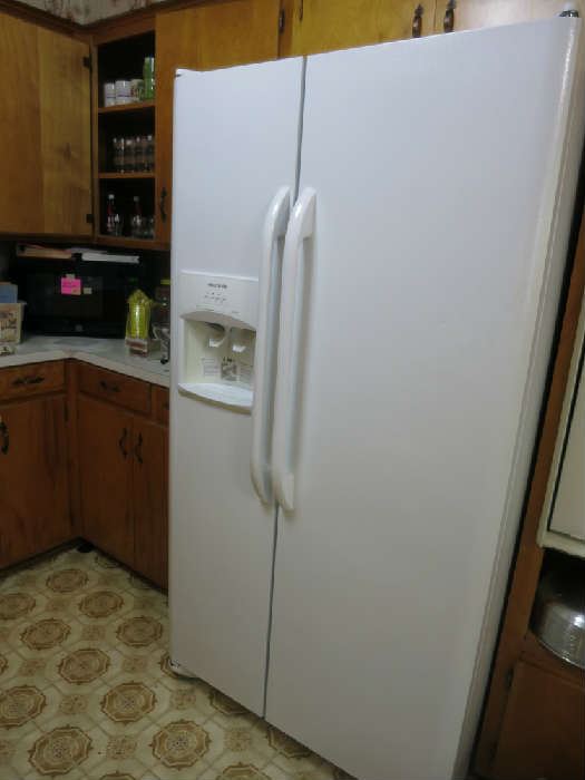 Side by Side 2012 Frigidaire. Great Condition. 