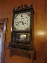 Vintage LInden Working Mantle/Kitchen Clock