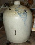 antique salt glaze beehive with hive & turkey dropping design. May be Red Wing but no mark.