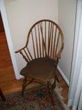 LATE 18TH - EARLY 19TH CENTURY AMERICAN BRACE-BACK BOW-BACK CONTINUOUS-ARM WINDSOR CHAIR. Nine spindles. Vigorous baluster-turned splayed legs with Hstretcher. Good proportions. H: 37 1/2"; Seat H: 17 1/2"; D: 19 1/2"; W: 17 1/4"