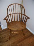LATE 18TH - EARLY 19TH CENTURY AMERICAN BOW BACK WINDSOR CHAIR.Knuckle-arm. Seven spindles. Vigorous baluster-turned splayed legs with Hstretcher. H: 38"; Seat H: 17"; D: 16 1/2"; W: 27"
