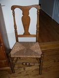 AMERICAN QUEEN ANNE/CHIPPENDALE TRANSITIONAL MAPLE RUSH SEAT SIDE CHAIR. Vasiform splat below bowed crest; baluster-turned stretcher; H: 40.25", Seat H: 17.25"; D: 14"; W: 20"