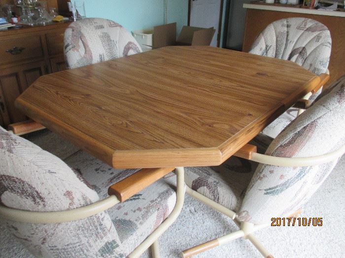 Lovely kitchen table and 6  shivel chairs