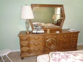 dresser w/mirror