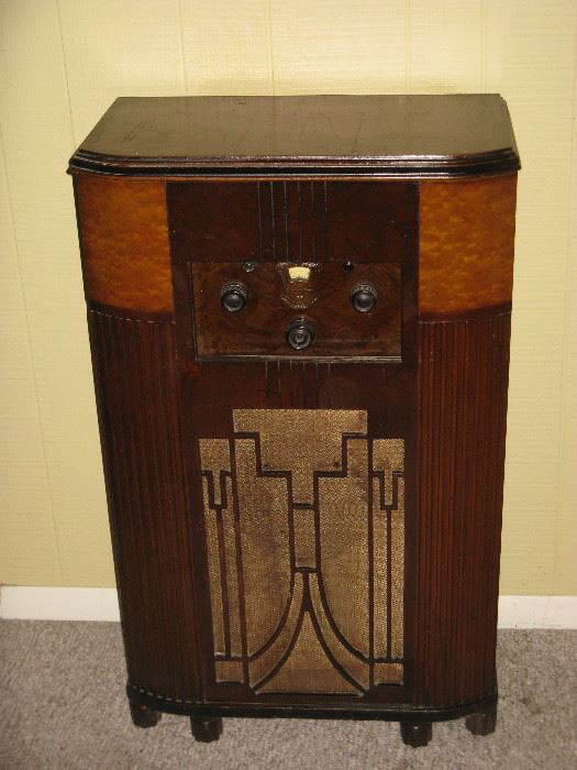 ATWATER KENT FLOOR TUBE RADIO