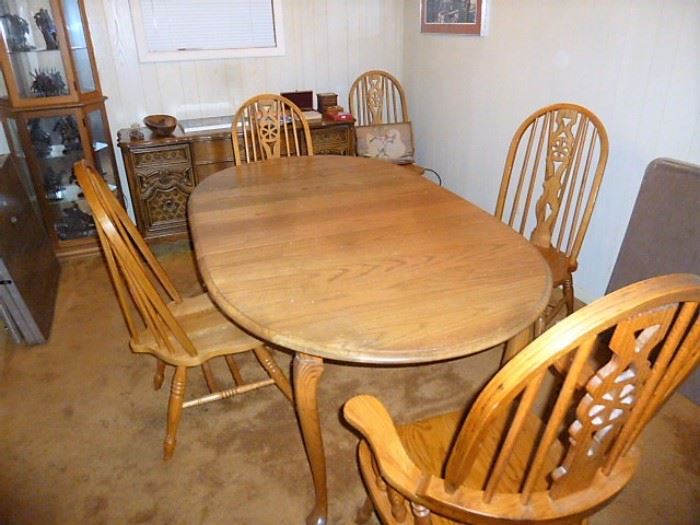 Very Clean Oak Dining Set includes 8 chairs