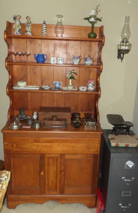 Charming vintage China Cabinet/Hutch