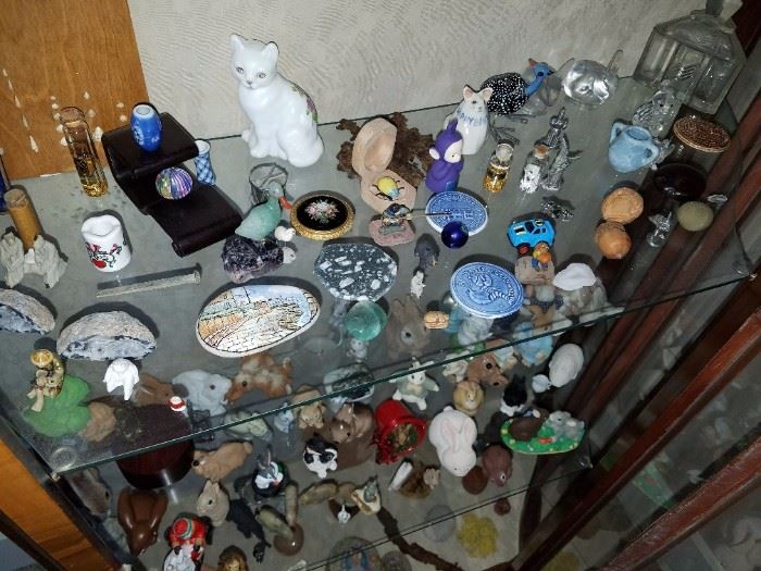 Miniatures and other 'precious' items. 
