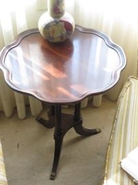 SCALLOPED DUNCAN PHYFE SIDE TABLE.