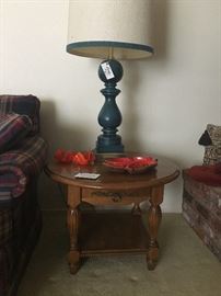There are a pair of these great end tables and lamps. 