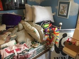 Bedroom - day bed and linens