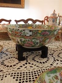 LARGE ROSE MEDALLION BOWL