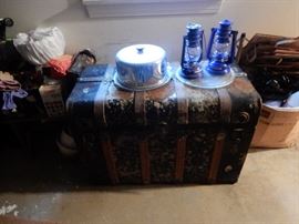 ANTIQUE STEAMER TRUNK