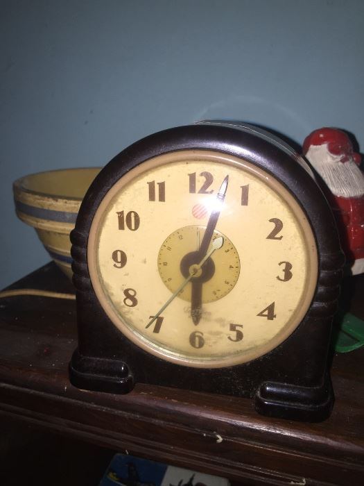 Bakelite clock works but has a small crack in the case