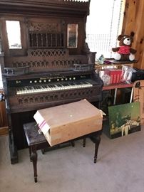 VINTAGE PUMP ORGAN, NEEDS THE PUMP REPAIRED