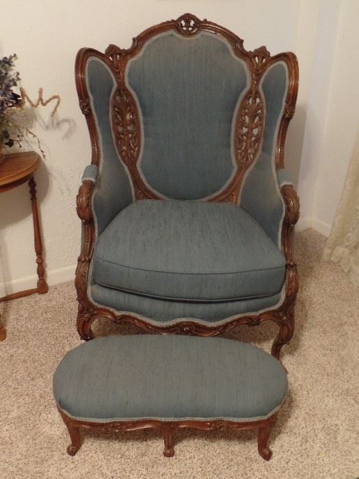 Vintage Chair in Excellent condition. Amazing wood carving, great shape in all regards.
