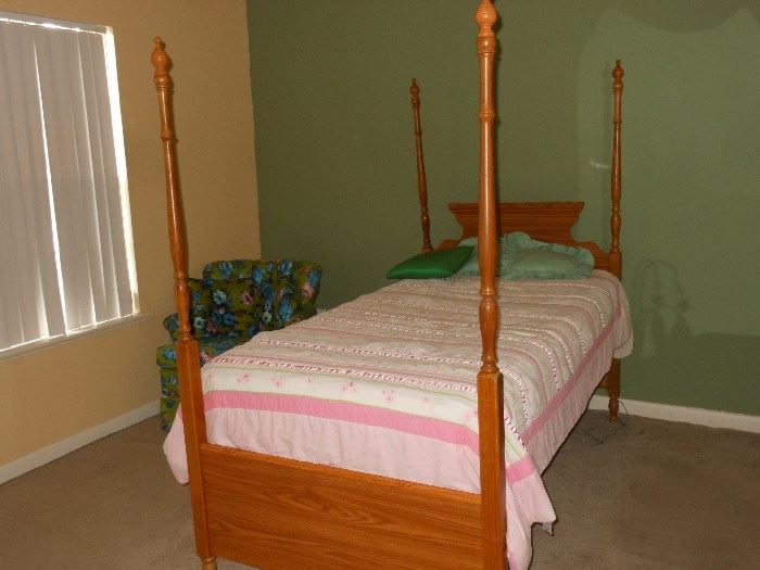 SINGLE POST BED