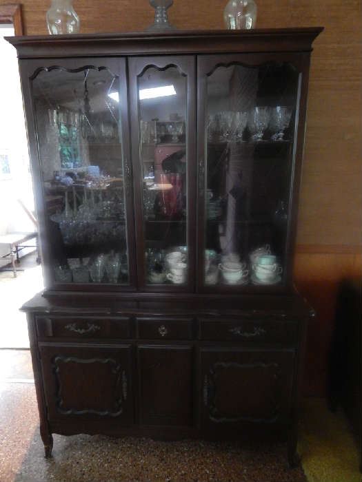 SMALL CHINA HUTCH CABINET WITH MATCHING DINING ROOM TABLE W/CHAIRS